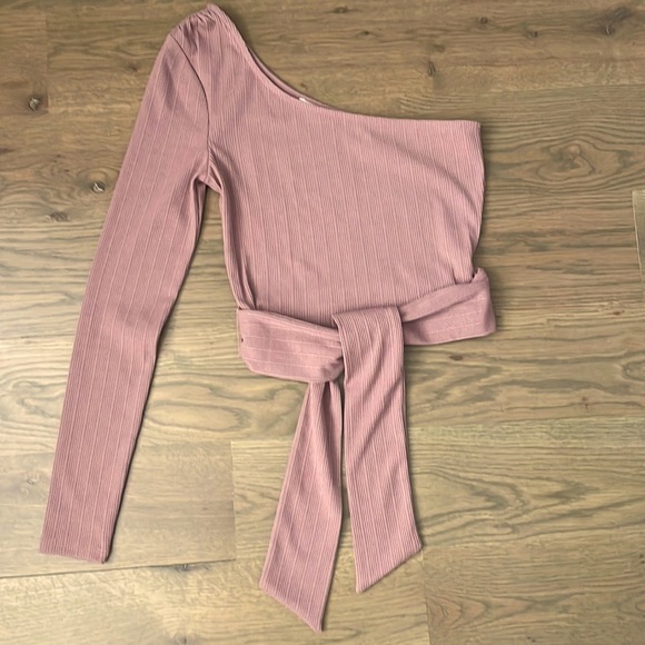 Lovers and Friends Milan one shoulder crop top. Color Blush. Size XS - Picture 2 of 3